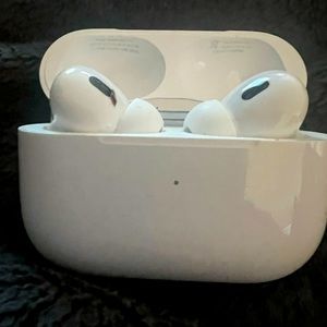 Air pod pro2 brand new with a Kate spade case. Brand new no box